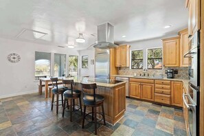 Réfrigérateur, four à micro-ondes, un four, surface de cuisson