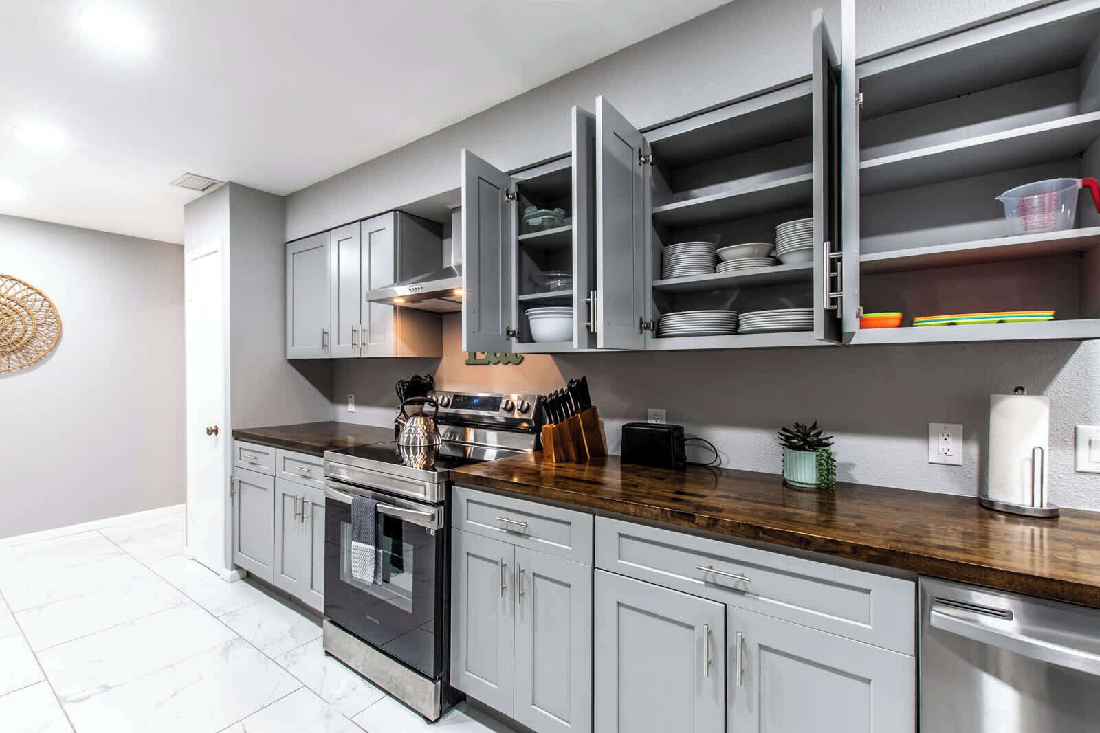 Kjøleskap, mikrobølgeovn, ovn og kokeplater