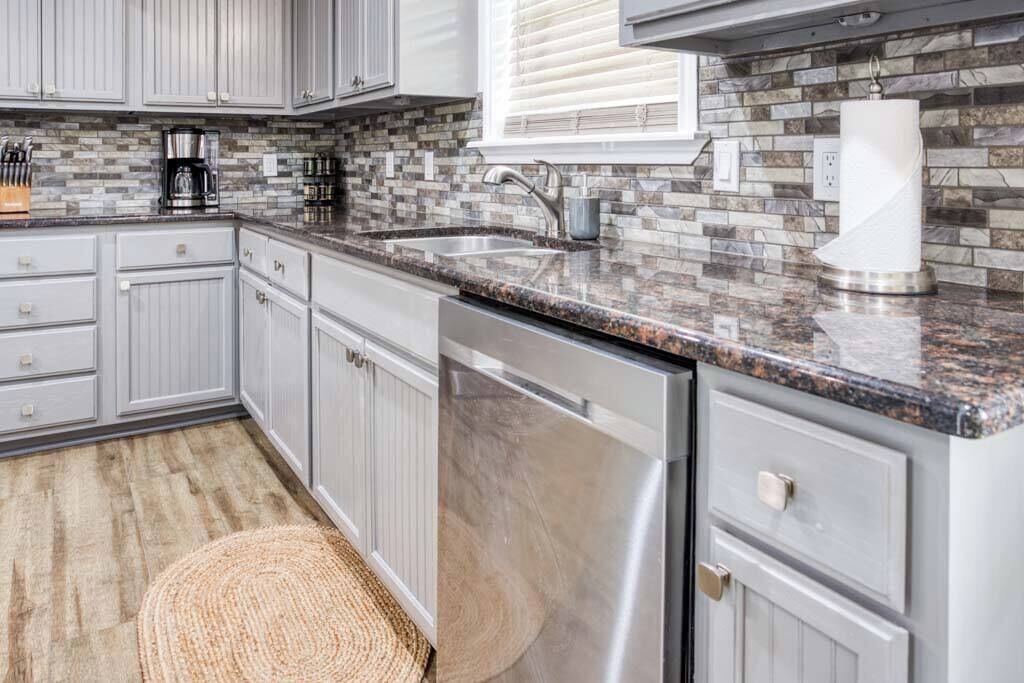 冷蔵庫、電子レンジ、オーブン、コンロ