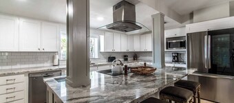 Sleeps 32 - Spectacular Adjoining Homes Waits