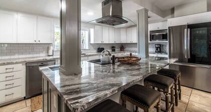 Sleeps 32 - Spectacular Adjoining Homes Waits