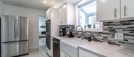 Refrigerador, microondas, horno y parrilla de estufa