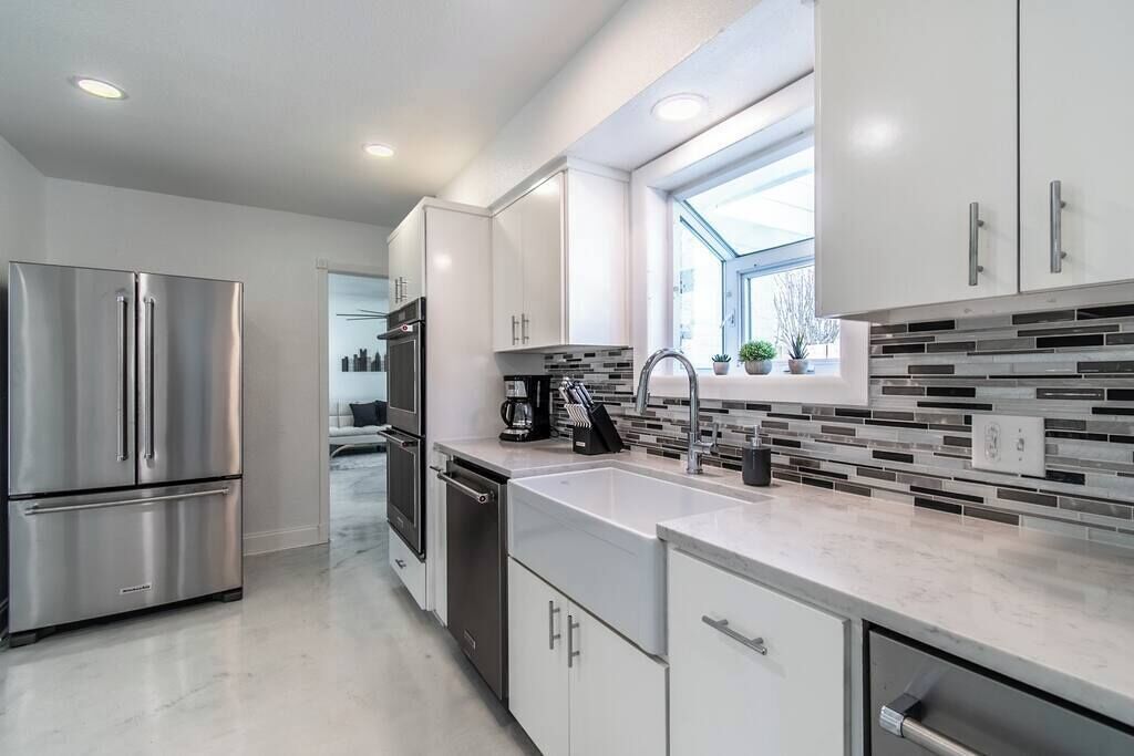 Kjøleskap, mikrobølgeovn, ovn og kokeplater