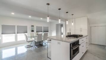 Geladeira, micro-ondas, fogão, cooktop