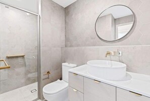 Een douche, handdoeken