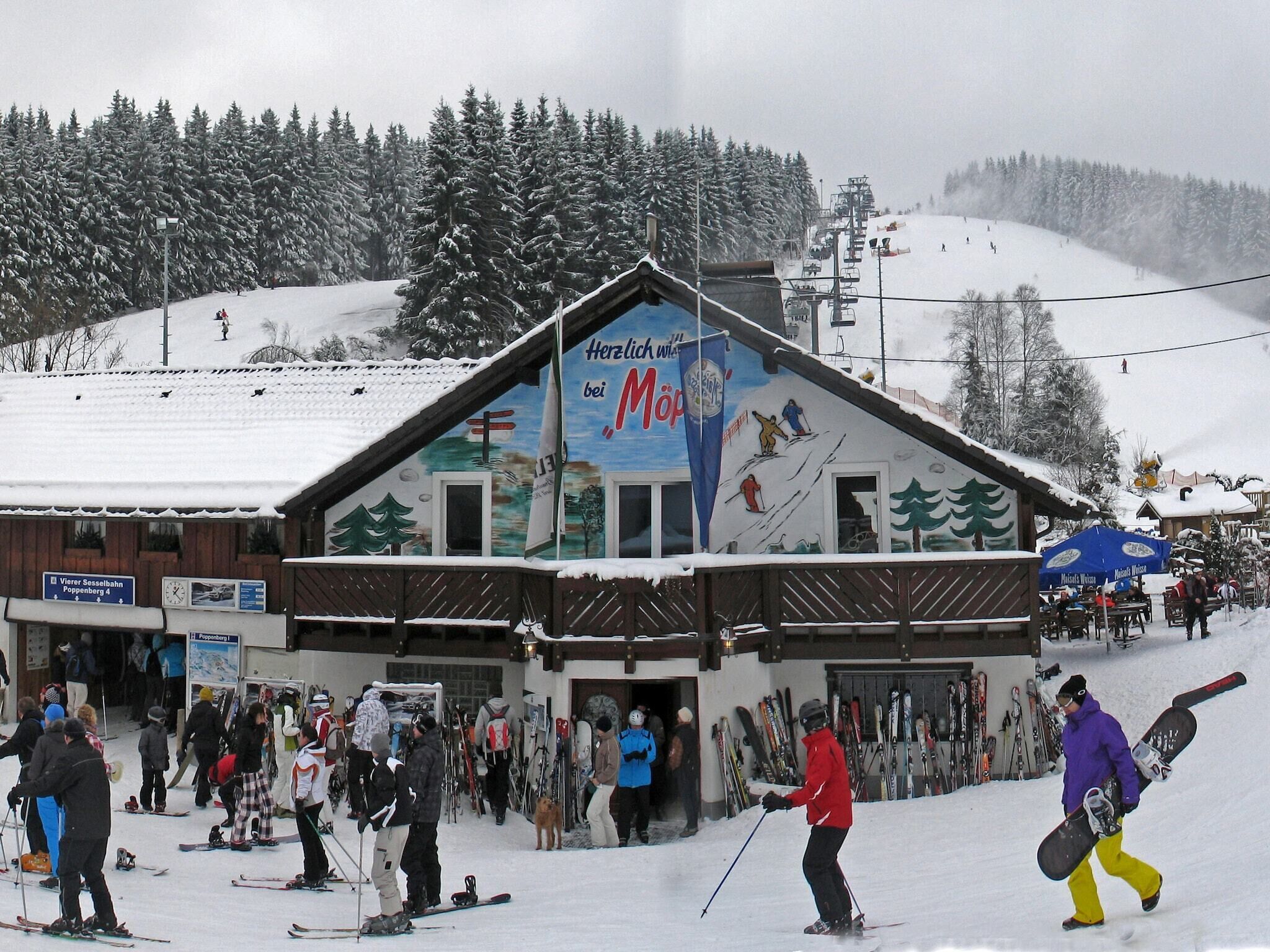 Un bâtiment d’une station de ski avec une enseigne indiquant « Herzlich bei Möp ».