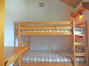 2 bedrooms, iron/ironing board, WiFi