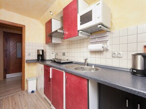 Een koelkast, een magnetron, een kookplaat