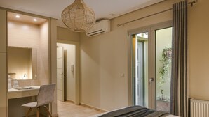 Une chambre à coucher avec un lit, un bureau et une chaise. Il y a une fenêtre avec des rideaux et une vue sur la verdure à l’extérieur.