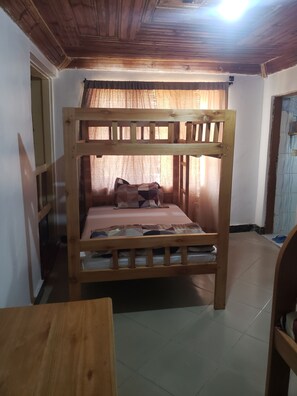 4 bedrooms, WiFi, bed sheets - Emmy's Backpackers Hostel (irinnga)