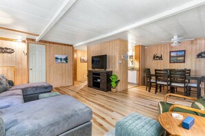 Smart-TV, Kamin, Bücher