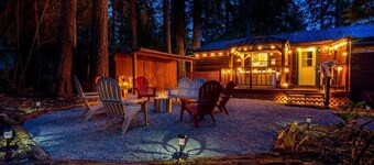 Private Cabin - HOT TUB, A/C, EV charger near Mt Rainier, Ashford WA