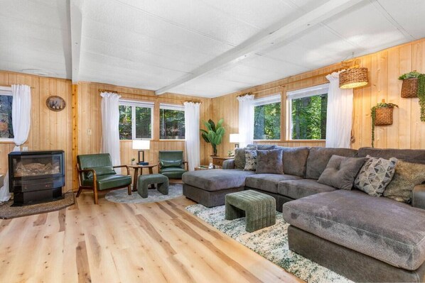 Smart-TV, Kamin, Bücher