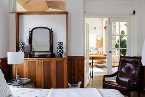 4 bedrooms, iron/ironing board, WiFi, bed sheets - Private 4 bedroom wing in Georgian Linen House w/modern twist (Pet Friendly) (Portadown)