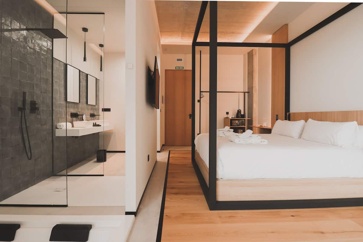 Standard Room | 1 bedroom, in-room safe, free WiFi