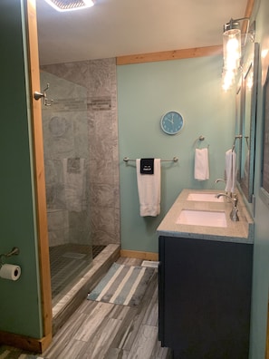 Dusche, Haartrockner, Handtücher, Seife