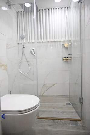 Deluxe Double Room | Bathroom | Shower, rainfall showerhead, free toiletries, hair dryer - The German House (Acre)