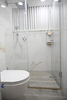 Deluxe Double Room | Bathroom | Shower, rainfall showerhead, free toiletries, hair dryer