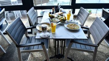 Desayuno continental (ILS 40 por persona)