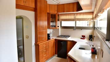 Habitación doble Deluxe | Cocina privada | Frigobar, microondas, cafetera de espresso y cafetera y tetera