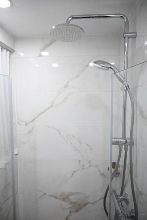 Classic Penthouse | Bathroom | Shower, rainfall showerhead, free toiletries, hair dryer - The German House (Acre)