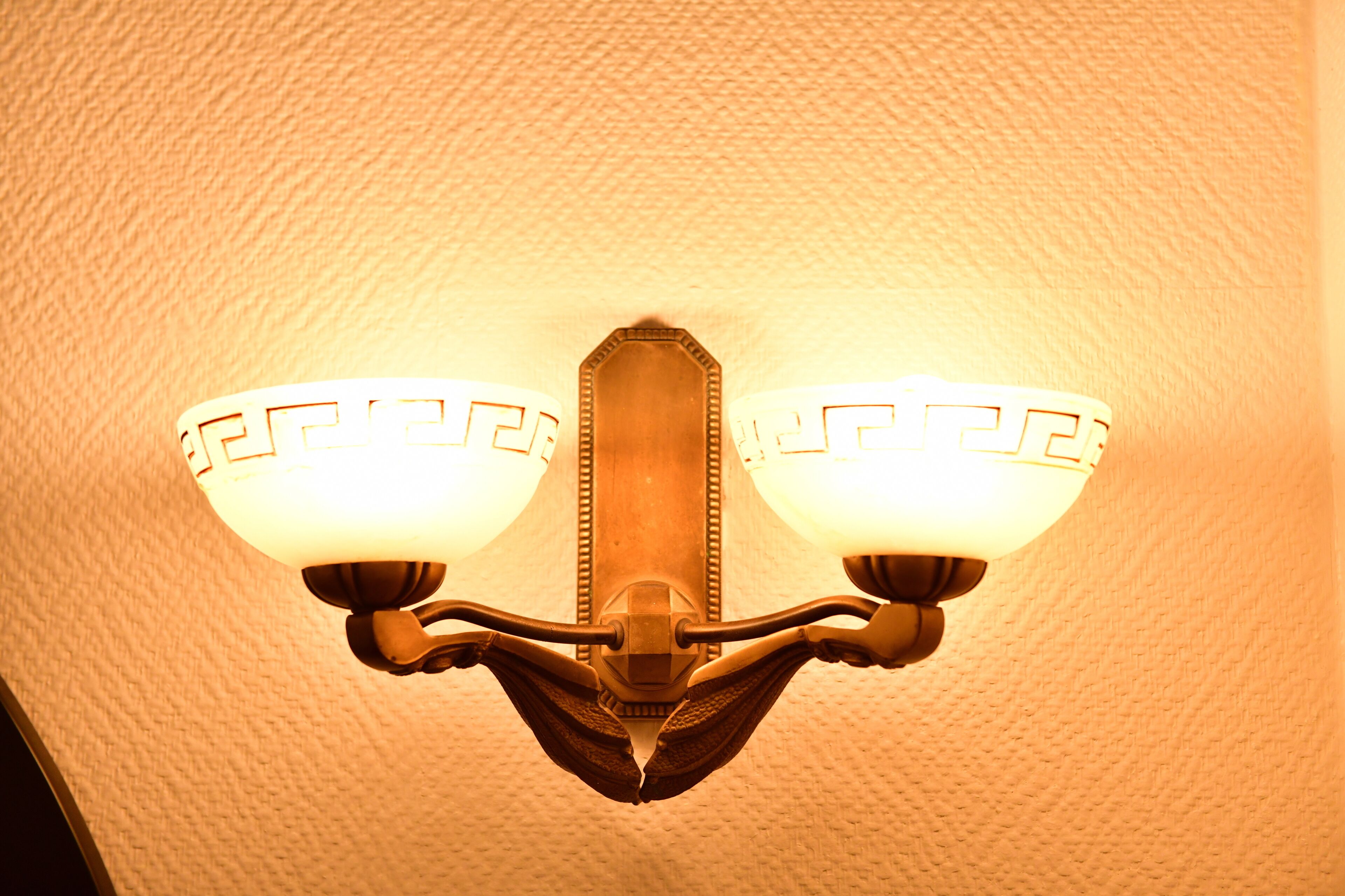 Un luminaire mural doté de deux lampes.