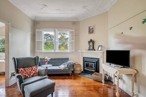 TV, fireplace - Valencia. Relax, Swim & Spa. (Yerrinbool)