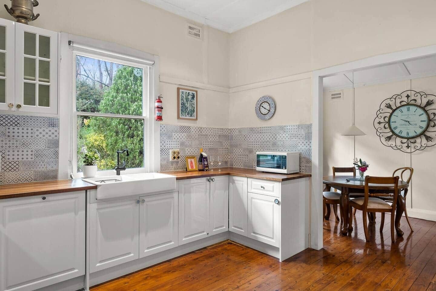 Jääkaappi, mikroaaltouuni, uuni, astianpesukone