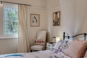 4 bedrooms, iron/ironing board, WiFi, bed sheets - Valencia. Relax, Swim & Spa. (Yerrinbool)