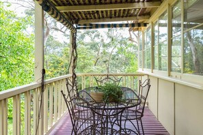 Outdoor dining - Valencia. Relax, Swim & Spa. (Yerrinbool)