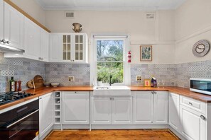 Private kitchen - Valencia. Relax, Swim & Spa. (Yerrinbool)