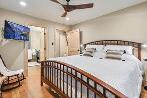 3 bedrooms, iron/ironing board, free WiFi, bed sheets - Amenity-Packed Holiday Home (Weaverville)