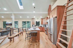 Geladeira, micro-ondas, fogão, cooktop