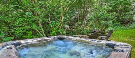 Outdoor spa tub