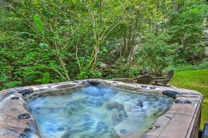 Outdoor spa tub - Amenity-Packed Holiday Home (Weaverville)