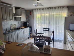 雪櫃、微波爐、焗爐、爐具