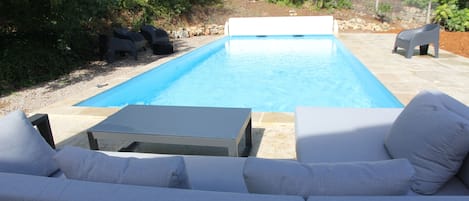 Una piscina al aire libre