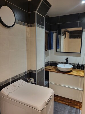 Douche, articles de toilette gratuits, sèche-cheveux