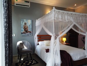 4 bedrooms, iron/ironing board, WiFi, bed sheets - Self-catering accommodation near Mandela National Stadium
& the Matyrs shrines (Kampala)