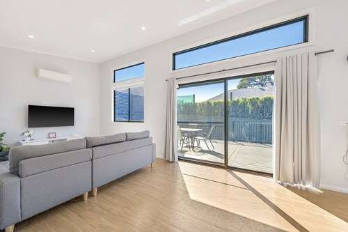 Coastal Charm - Freshly renovated 2 bedroom cottage, close to Port's CBD