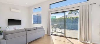 Coastal Charm - Freshly renovated 2 bedroom cottage, close to Port's CBD