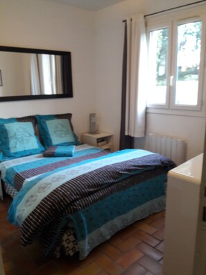 1 habitación, tabla de planchar con plancha y cuna de viaje 