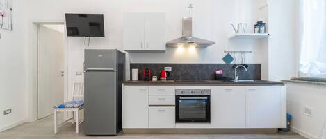 Fridge, dishwasher, coffee/tea maker, electric kettle