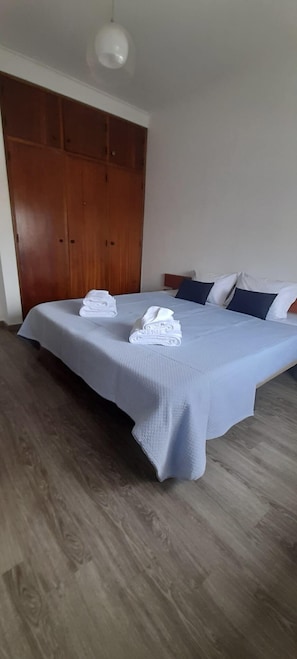 1 bedroom, bed sheets
