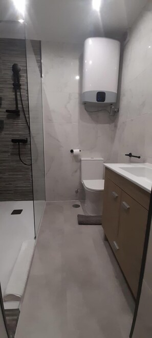 Dusche, Handtücher, Seife, Toilettenpapier