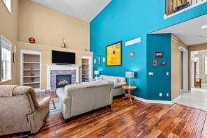 Smart TV, fireplace, offices - Great Outdoor Space | Spacious Home | Pet Friendly | Fire Pit (Colorado Springs)