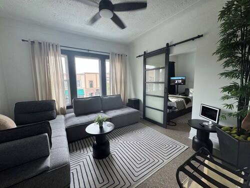 Business Traveller/Couples 1-BED DOWNTOWN KINGSVILLE ~ A Cozy Private Apt SUITE