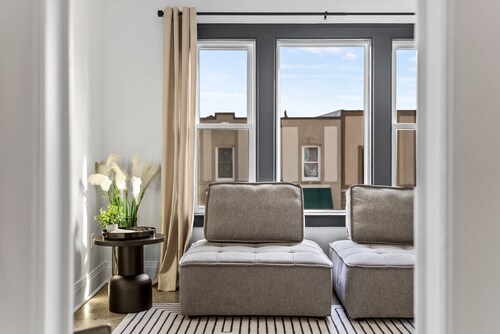 Business Travellers, Couples STAY DOWNTOWN KINGSVILLE Cozy Private SUITE - 1 bed