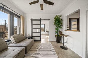 Interior - Business Travellers, Couples STAY DOWNTOWN KINGSVILLE Cozy Private SUITE - 1 bed (Kingsville)