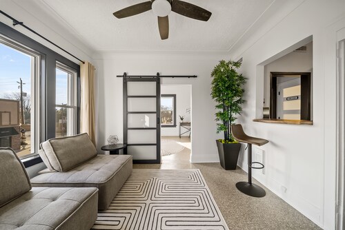 Business Traveller/Couples 1-BED DOWNTOWN KINGSVILLE ~ A Cozy Private Apt SUITE